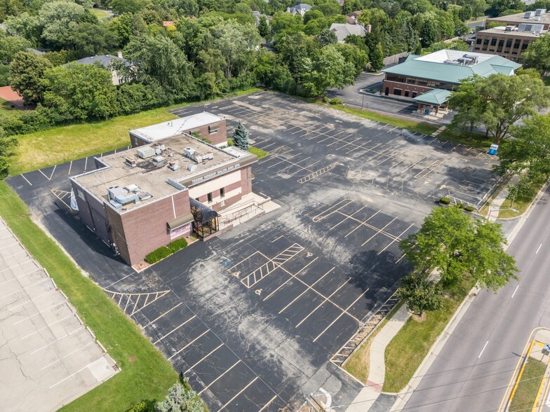 More Photos Of 281 Waukegan Rd, Northfield Freestanding For Sale