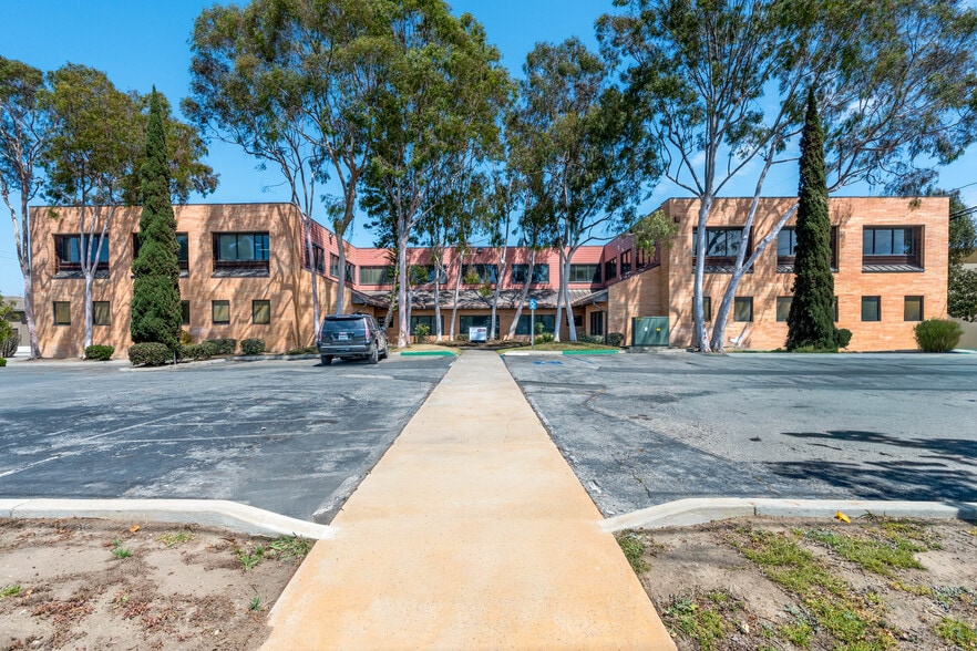 Primary Photo Of 1982-1984 Obispo Ave, Signal Hill Office For Lease