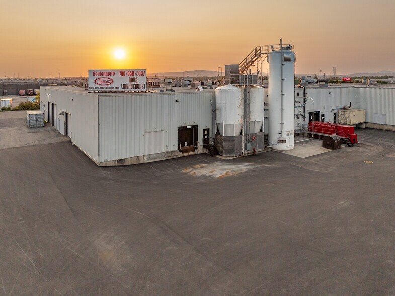 More Photos Of 2383-2393 Av Watt, Québec Distribution For Lease