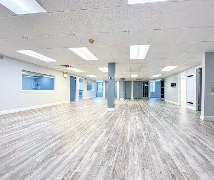 More Photos Of 406 E Pennsylvania Blvd, Feasterville Trevose Light Distribution For Lease