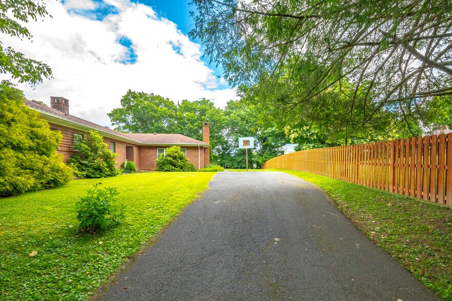 More Photos Of 131 Copenhaver St, Marion Shelter For Sale