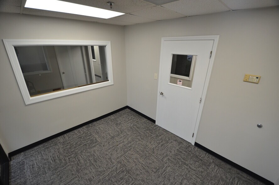 More Photos Of 4000 Brownsboro Rd, Winston-Salem Light Manufacturing For Lease