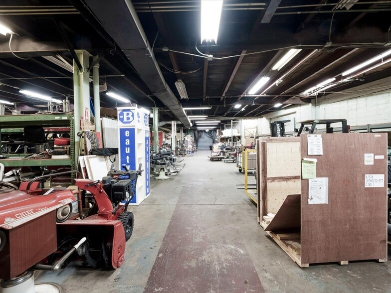 More Photos Of 200 E Sunrise Hwy, Freeport Warehouse For Lease
