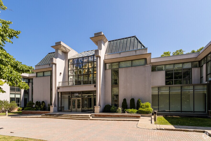 More Photos Of 235 Armand-Frappier, Laval Office For Lease