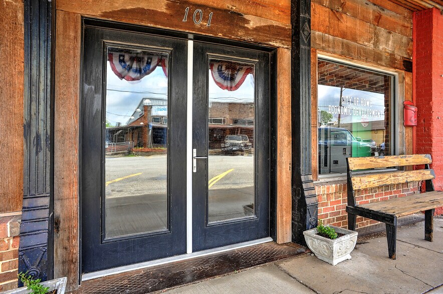 More Photos Of 101 Haning, Howe Storefront For Sale