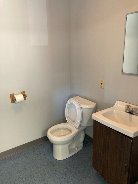 More Photos Of 41 Industrial Dr, Exeter Service For Lease