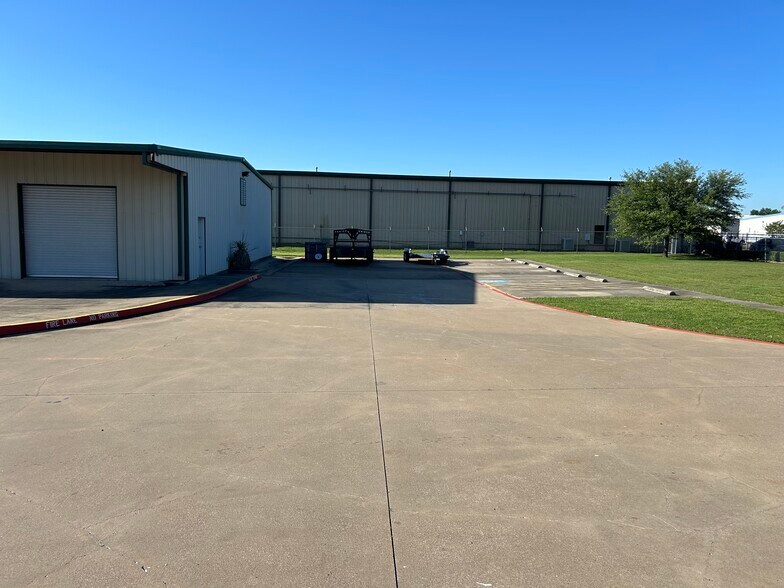 More Photos Of 7307 Business Pl, Arlington Warehouse For Lease