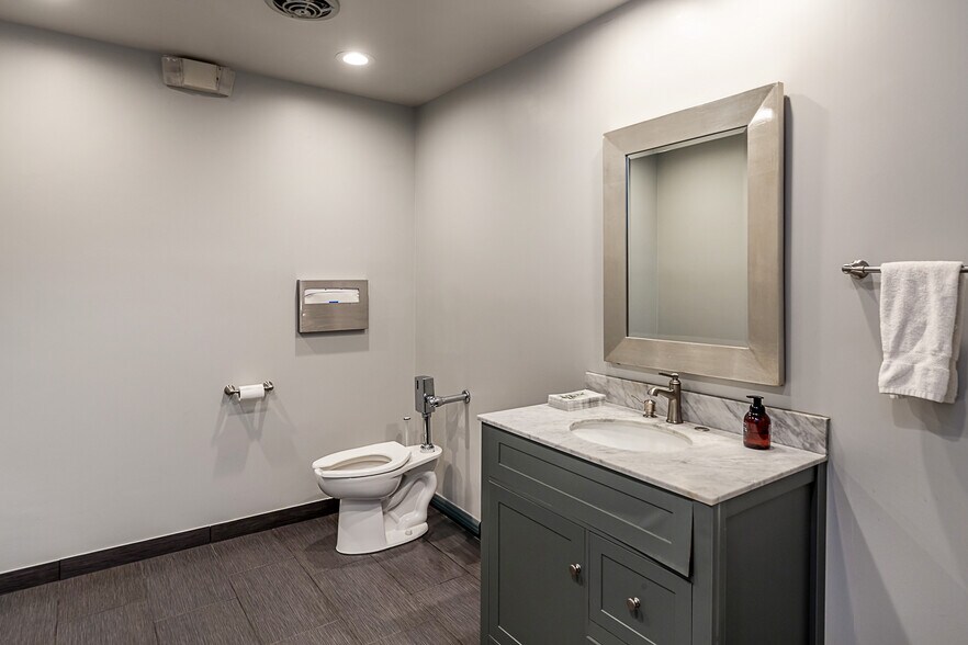 More Photos Of 2075 Pioneer Ct, San Mateo Medical For Lease