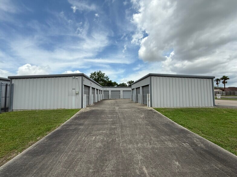 More Photos Of 1420 S 21st St, Nederland Specialty For Sale