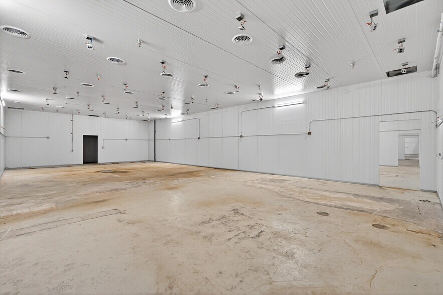 More Photos Of 11019 Penrose St, Sun Valley Manufacturing For Sale