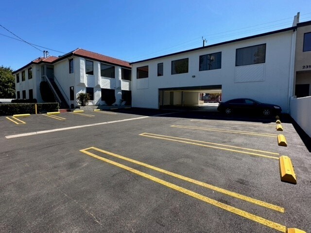 More Photos Of 23123-23129 Ventura Blvd, Woodland Hills Office For Lease