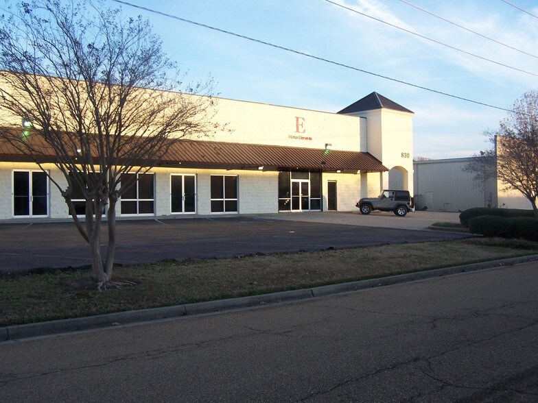 More Photos Of 830 Wilson Dr, Ridgeland Showroom For Lease