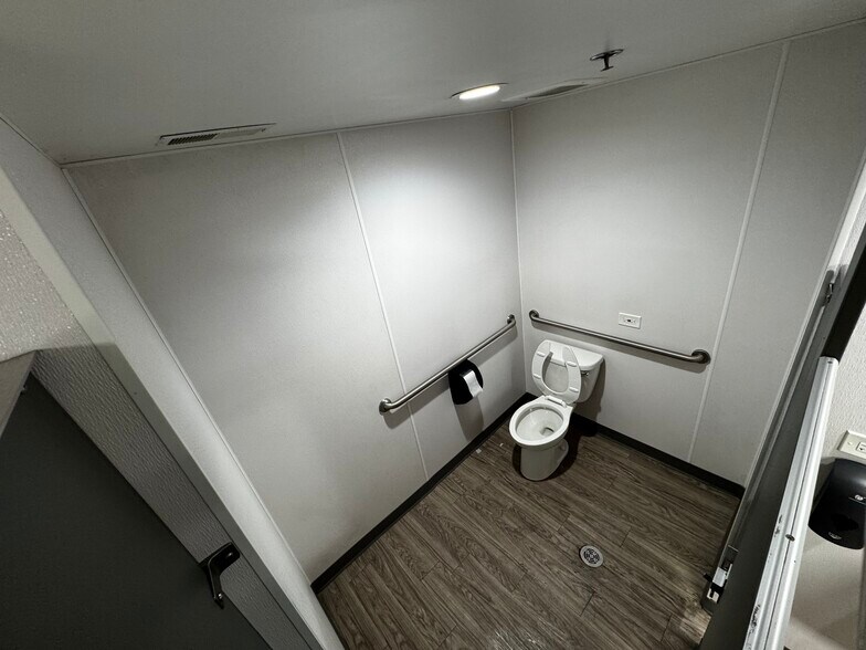 More Photos Of 1520 Hannah Ave, Forest Park Flex For Sale