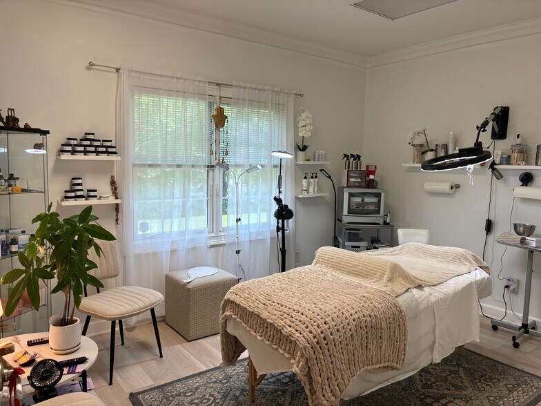More Photos Of 555 Sun Valley Dr, Roswell Medical For Lease