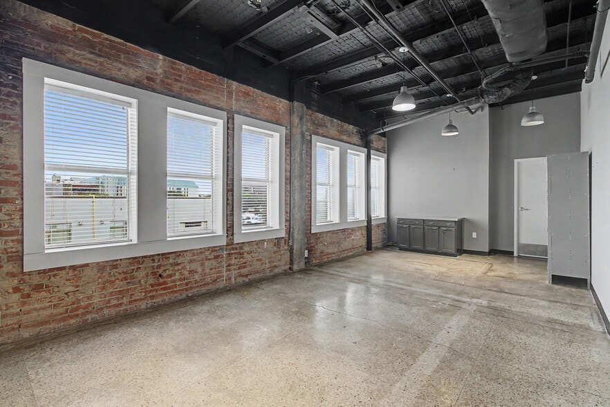 More Photos Of 111 E 27th St, Bryan Office For Lease