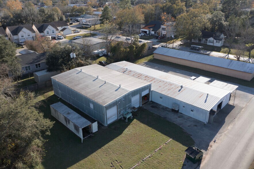 More Photos Of 211 Carrell St, Tomball Industrial For Lease