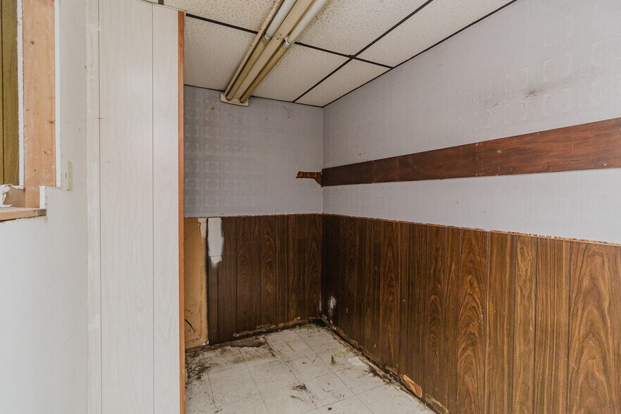 More Photos Of 1015 S Meridian Ave, Wichita Auto Repair For Sale