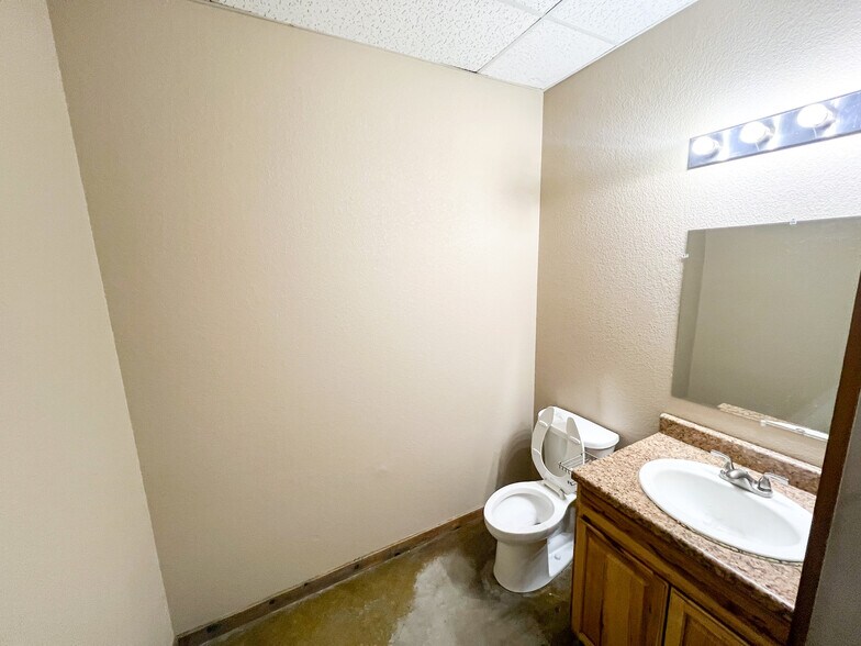 More Photos Of 9003 W County Road 130, Midland Warehouse For Lease