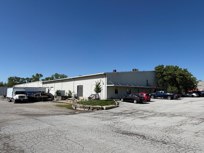 More Photos Of 3330 S Outer Rd E, Grain Valley Manufacturing For Sale