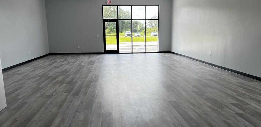 More Photos Of 745 Tillman Pl, Plant City Showroom For Lease