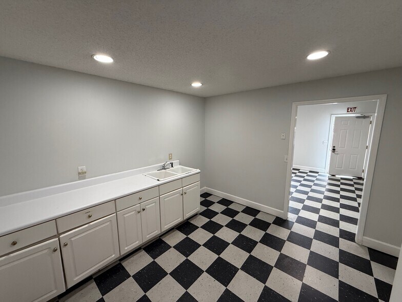 More Photos Of 2124 Frederick Rd, Opelika Light Distribution For Lease