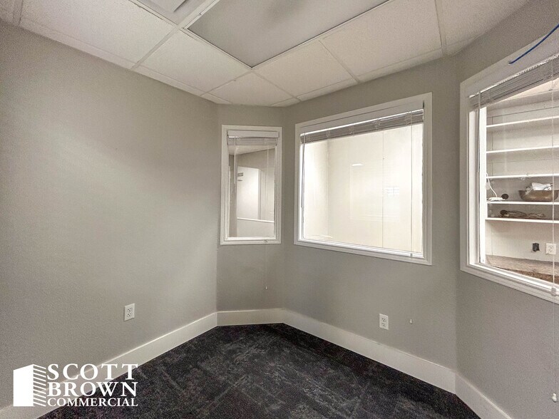 More Photos Of 638 Londonderry Ln, Denton Medical For Lease