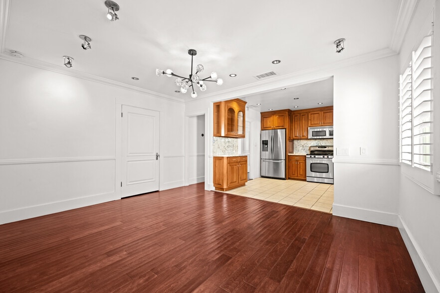 More Photos Of 803 S Sycamore Ave, Los Angeles Multifamily For Sale