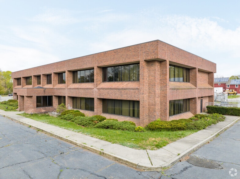 More Photos Of 1400 Youngs Ave, Southold Unknown For Lease