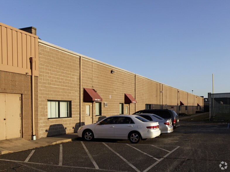 Primary Photo Of 1187-1199 Sunrise Hwy, Copiague Showroom For Lease