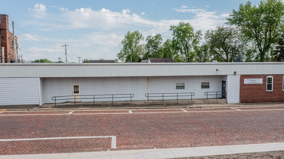 More Photos Of 825 N Pleasant St, Princeton Flex For Sale