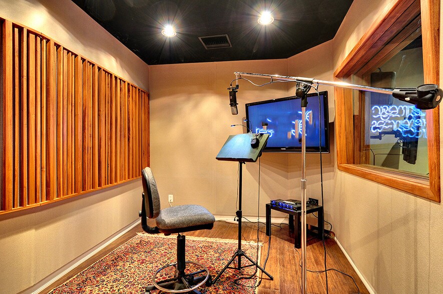 More Photos Of 5325 Topanga Canyon Blvd, Woodland Hills Office Residential For Lease