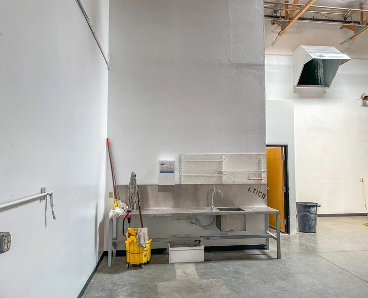 More Photos Of 12455 N 92nd Dr, Peoria Warehouse For Lease