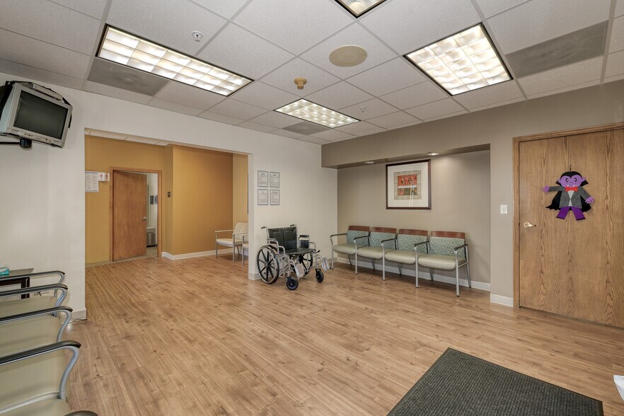 More Photos Of 1048-1054 Norwood Ln, Bartlett Office For Sale