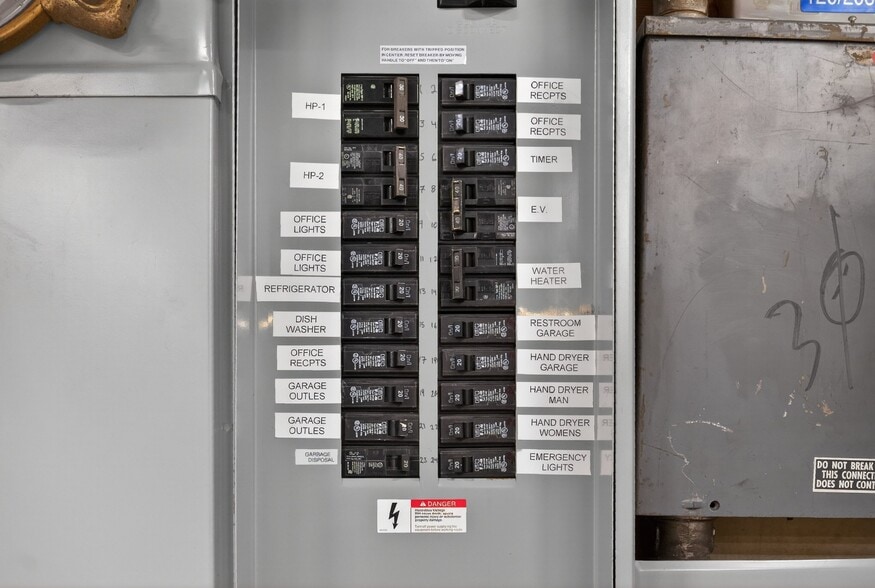 More Photos Of 1322-1326 Obispo Ave, Long Beach Warehouse For Lease