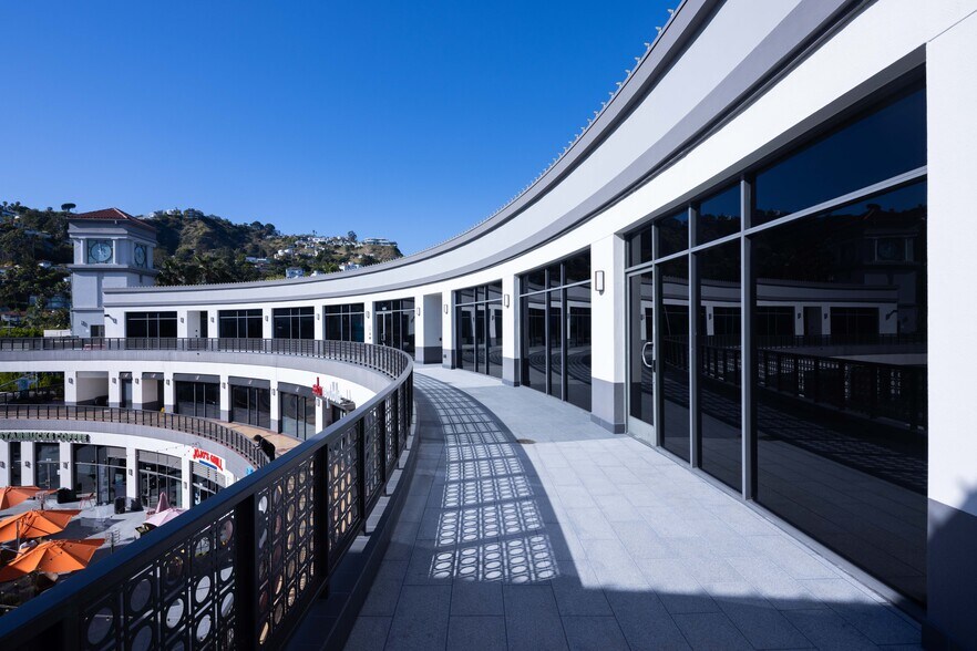 More Photos Of 8000 W Sunset Blvd, West Hollywood Restaurant For Lease