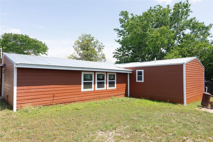 More Photos Of 603 W Main St, Johnson City Office For Sale