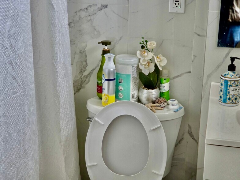 More Photos Of 9115 188th St, Hollis Flex For Sale