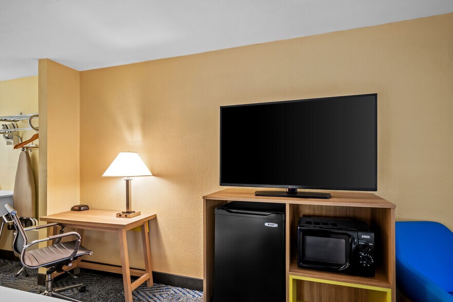 More Photos Of 1630 Richmond St, Mount Vernon Hotel For Sale