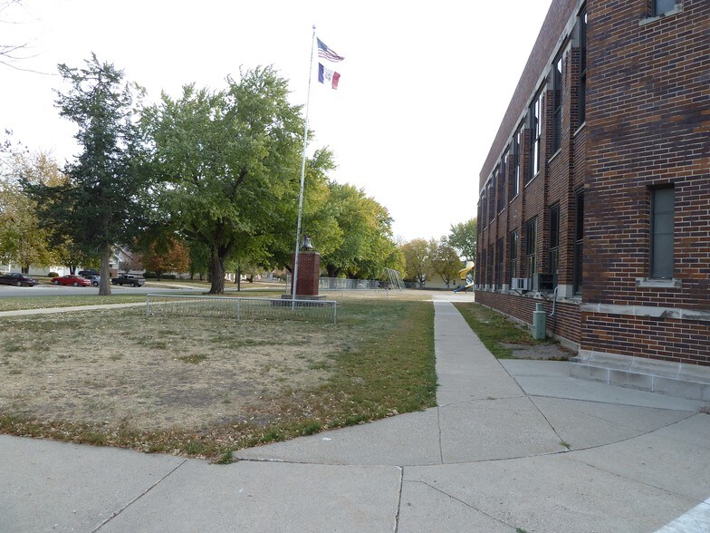 More Photos Of 1100 10th St, Onawa Self Storage For Lease