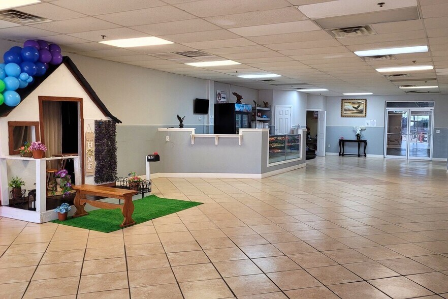 More Photos Of 8988 Glenmont Dr, Houston Light Distribution For Lease