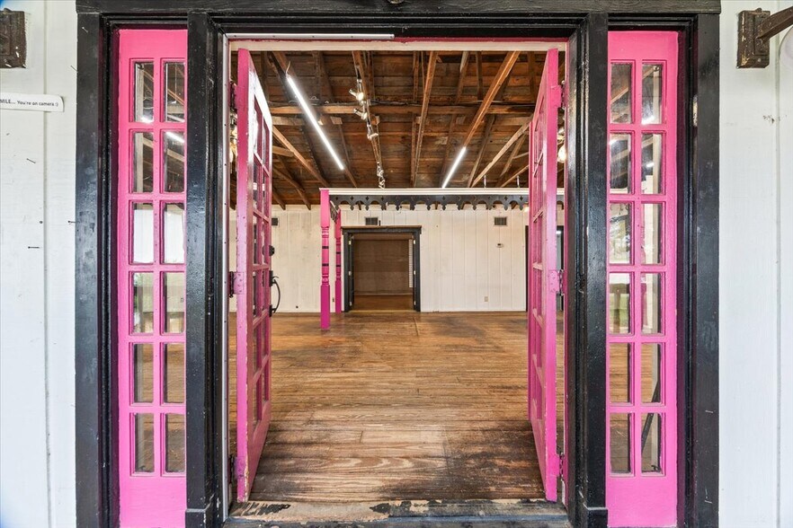 More Photos Of 918 10th St, Floresville Land For Lease