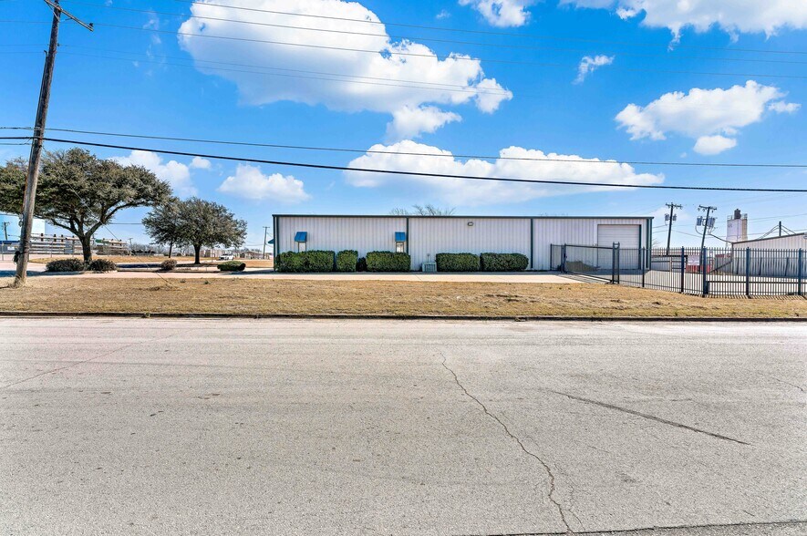More Photos Of 4300 Garland Dr, Haltom City Warehouse For Lease