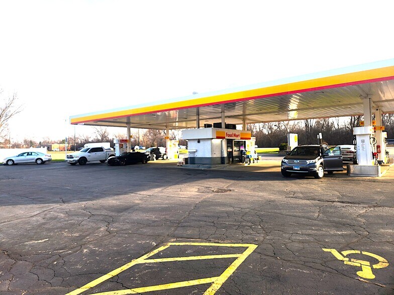 More Photos Of 500 E Lake St, Addison Service Station For Sale