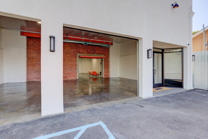 More Photos Of 2616 W Jefferson Blvd, Los Angeles Showroom For Sale