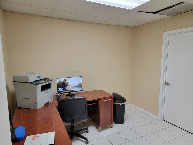 More Photos Of 4405 Lilac Ln, Victoria Medical For Sale