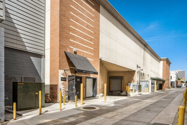 More Photos Of 402 Santa Monica Blvd, Santa Monica General Retail For Sale