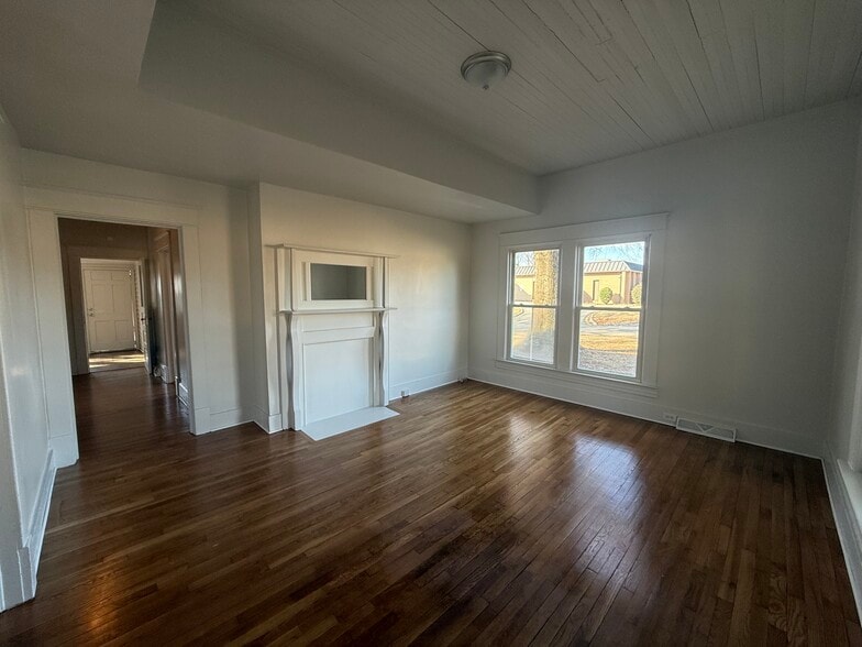 More Photos Of 295 Bethania Rural Hall Rd, Rural Hall Office For Sale