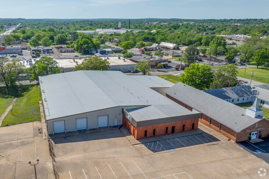 More Photos Of 710 S Adams St, Sapulpa Distribution For Sale