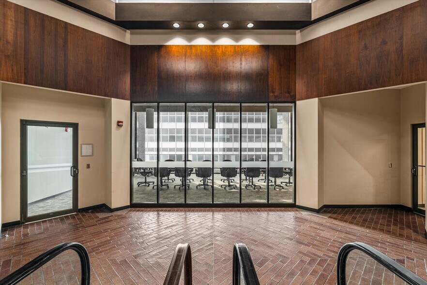 More Photos Of 400 Texas St, Shreveport Office For Sale