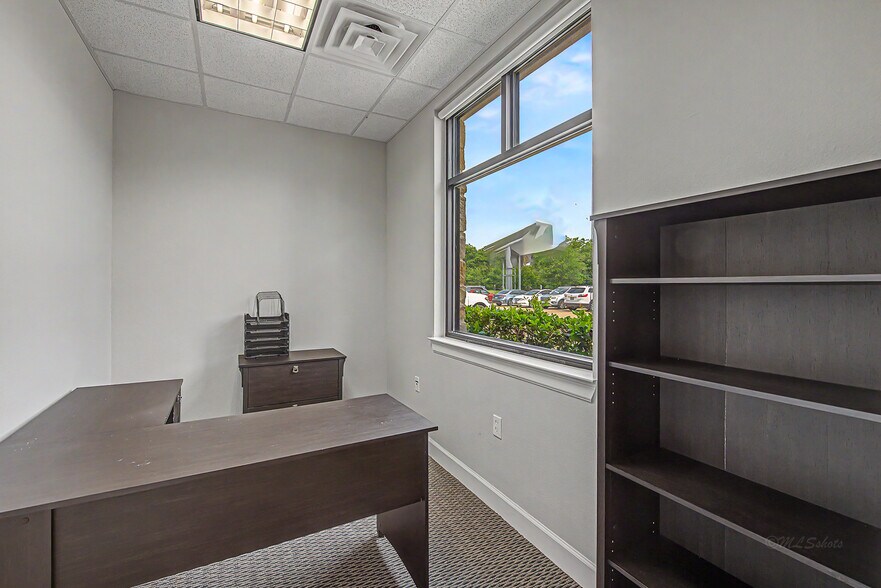 More Photos Of 633 E Fernhurst Dr, Katy Medical For Sale